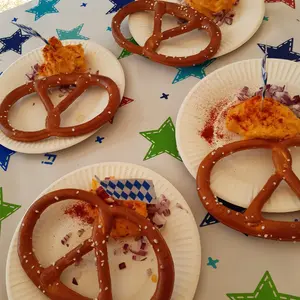 Vier Teller mit Obatzda und Brezn