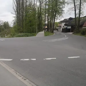 Aus Blickrichtung des Neusiedlerweges wird die Spitzkehre von der Bachstraße in die Rudolfstraße besonders deutlich.