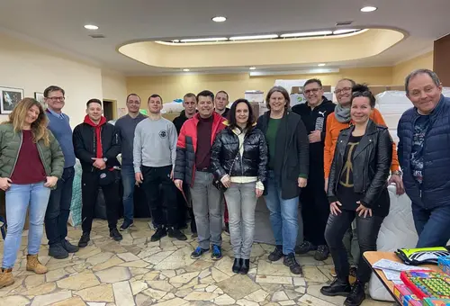 Gruppenfoto der freiwilligen Helfer aus Polen und Deutschland