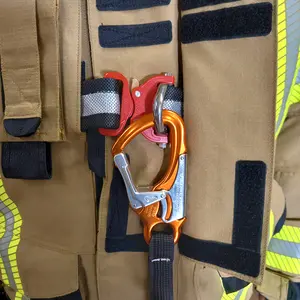 Bergegurt mit Karabinerhaken in Nahaufnahme