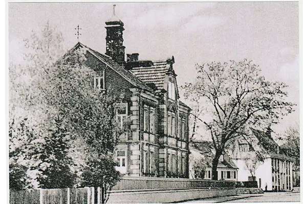 Die Schule in Altenberg aus dem Jahr 1901 ...