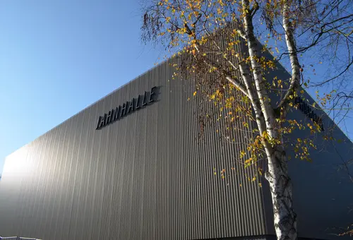 Blick von schräg unten auf die Fassade der Jahnhalle 