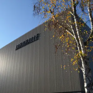 Blick von schräg unten auf die Fassade der Jahnhalle 