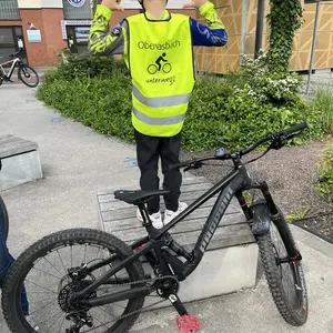 Kind zeigt stolz seine Warnweste mit der Aufschrift "Oberasbach unterwegs"