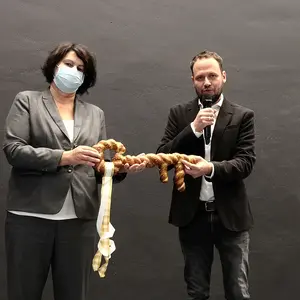 Johannes Lemke, von lemkearchitektur als ausführendem Architekturbüro, übergibt Bürgermeisterin Birgit Huber symbolisch einen gebackenen Schlüssel.