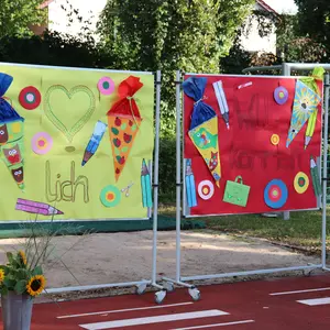 Zwei dekorierte Schultafeln mit dem Text herzlich willkommen. 