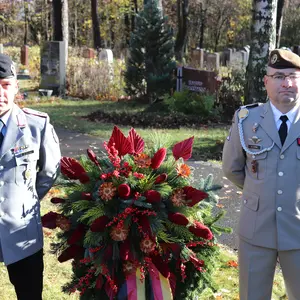 Zwei Soldaten mit Kranz