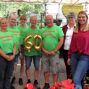 Fünf Personen im grünen T-Shirt mit dem Aufdruck Gärtnerei Ascher und der Bürgermeisterin und der Wirtschaftsförderung.