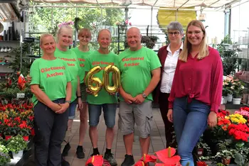 Fünf Personen im grünen T-Shirt mit dem Aufdruck Gärtnerei Ascher und der Bürgermeisterin und der Wirtschaftsförderung.