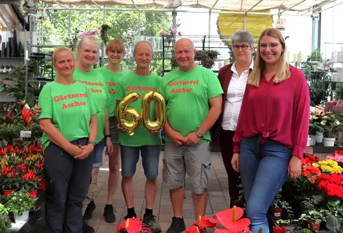 Fünf Personen im grünen T-Shirt mit dem Aufdruck Gärtnerei Ascher und der Bürgermeisterin und der Wirtschaftsförderung.