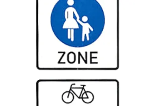 Verkehrszeichen Fußgängerzone mit Zusatzzeichen Radfahrer frei