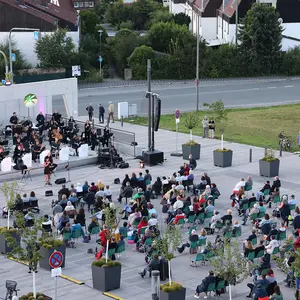 250 Zuschauer vor und mehr als 40 Musiker und Sänger auf der Bühne.