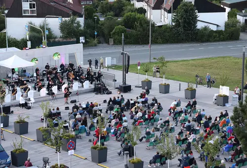 250 Zuschauer vor und mehr als 40 Musiker und Sänger auf der Bühne.
