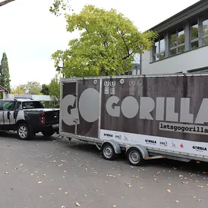 Pick-Up-Truck mit GORILLA-Logo und Anhänger
