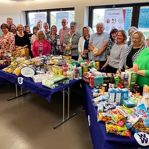 Gruppenbild mit dem reich gedeckten Tisch im Vordergrund