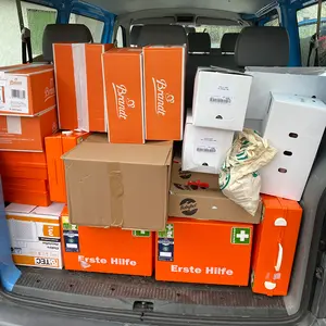 Blick auf Kisten im Fahrzeug u.a. mit Dauergebäck und Verbandsmaterial