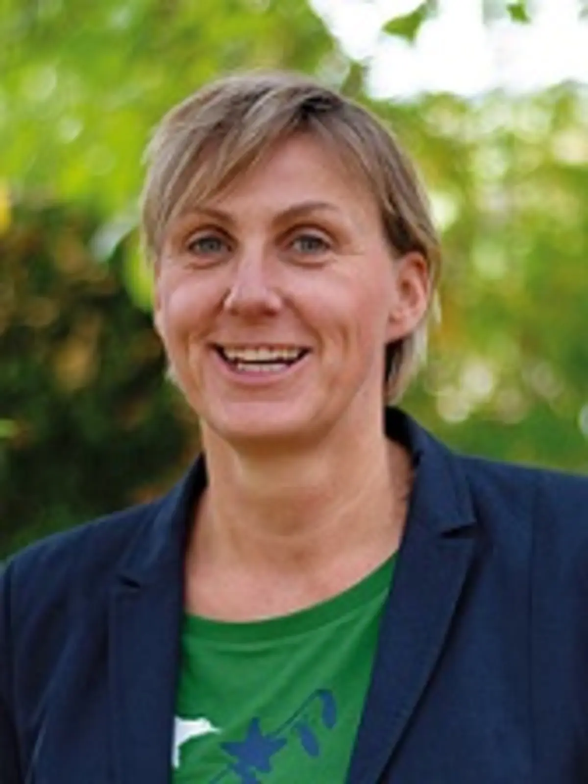 Heike Barth vor grünem Hintergrund