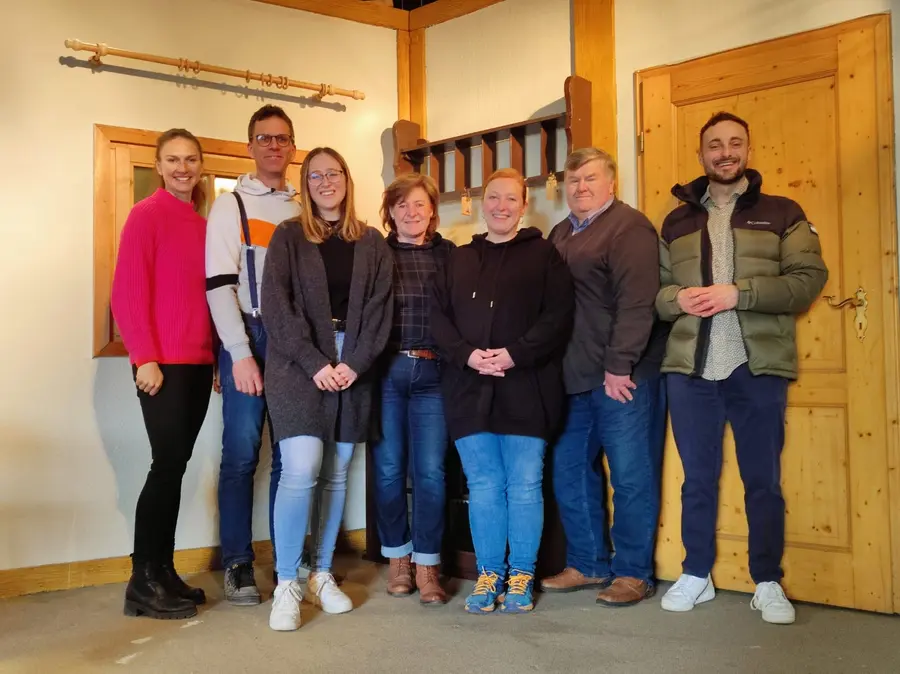 die Theatergruppe bestehend aus vier Frauen und drei Männern lächelt in die Kamera