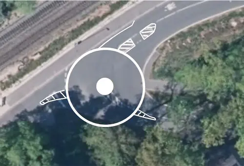 Luftbild der Kreuzung mit eingezeichnetem Kreisverkehr und aufgemalten Verkehrsinseln