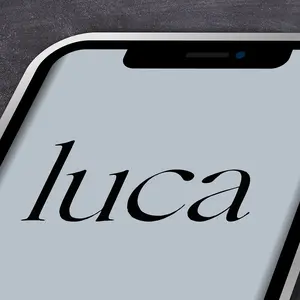 Foto zeigt Mobiltelefon mit dem luca-Logo im Display