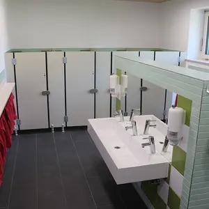 Blick in den Waschraum mit den großen Waschbecken und links an der Wand eine Reihe mit roten Handtüchern.