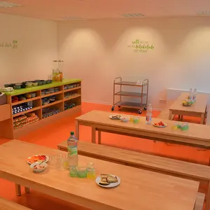 Essraum mit mehreren Tischen und einer Theke