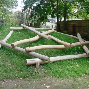 Geplante Unordnung bedeutet, mehrere Holzstämme liegen fest verschraubt zum Toben bereit und wirken dennoch locker.