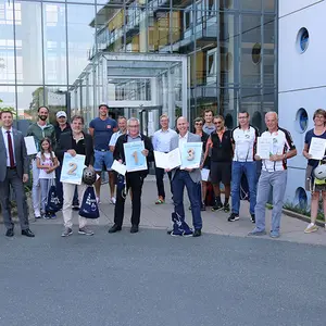 Landrat Matthias Dießl durfte zahlreiche Sieger in verschiedenen Kategorien auszeichnen. Die Urkunde für Oberasbach nahm der Zweite Bürgermeister Norbert Schikora entgegen.