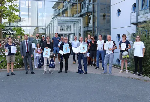 Landrat Matthias Dießl durfte zahlreiche Sieger in verschiedenen Kategorien auszeichnen. Die Urkunde für Oberasbach nahm der Zweite Bürgermeister Norbert Schikora entgegen.