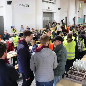 Blick in die Halle mit Biertischgarnituren und vielen Menschen