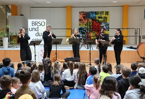 5 Musiker vor dem (Kinder-)Publikum