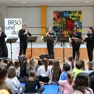 5 Musiker vor dem (Kinder-)Publikum