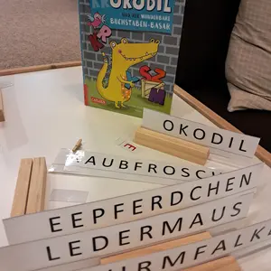 Buch und Buchstabenleisten zur Vervollständigung 