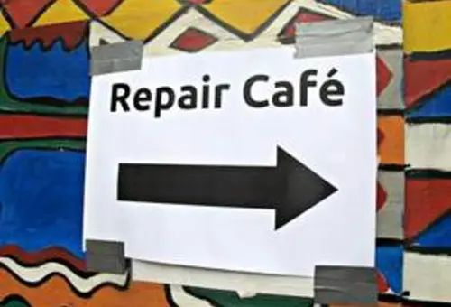 Hinweisschild Repair-Café mit Pfeil