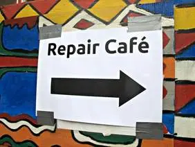 Hinweisschild Repair-Café mit Pfeil