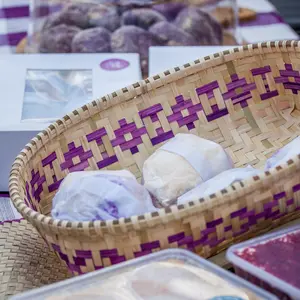 Verschiedene Speisen in Körbchen und Boxen.