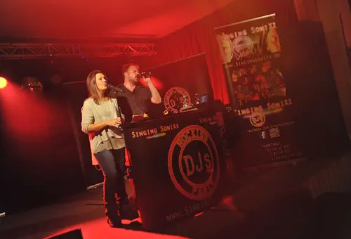 Singing DJs Super Sonixx am Mischpult