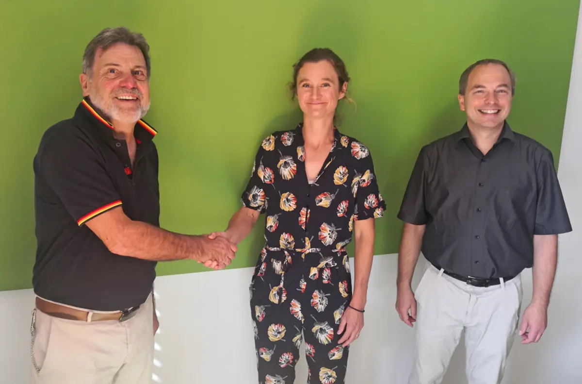 Nobert Schikora schüttelt Barbara Janßen die Hand. 