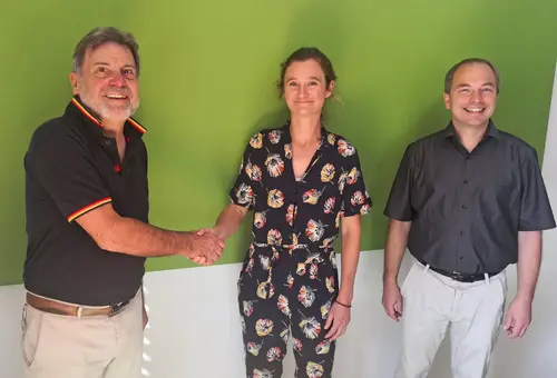 Nobert Schikora schüttelt Barbara Janßen die Hand. 