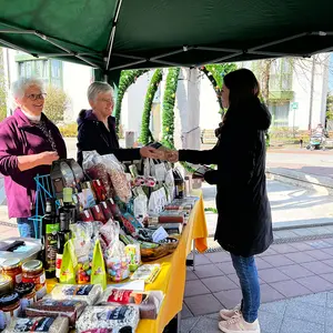 Drei Frauen an einem Verkaufsstand