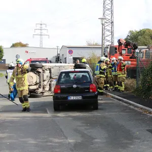 Zwei verunglückte Pkw; darum herum Einsatzkräfte