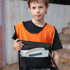 Junge mit geöffneter Erste-Hilfe-Tasche 