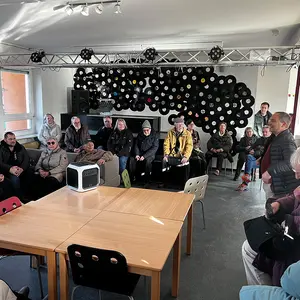 Menschen im Jugendraum