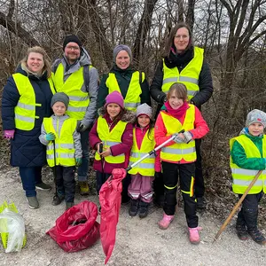 Kinder und Erwachsene haben sich zum Gruppenfoto aufgestellt.