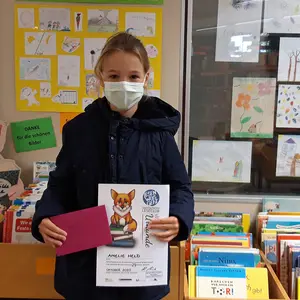 Hinter ihrer Maske strahlt die diesjährige Gewinnerin Amelie Held.