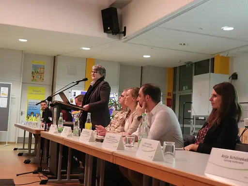 Bürgermeisterin am Mikrofon, neben ihr die Abteilungsleiter:innen 