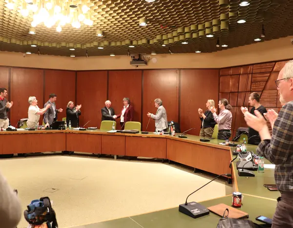 Mitglieder des Stadtrates applaudieren 