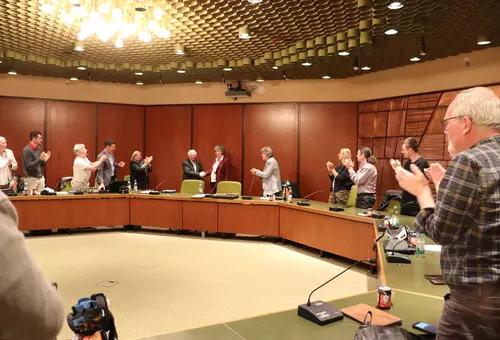 Mitglieder des Stadtrates applaudieren 