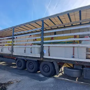 Lkw mit kompletten Hauswänden 