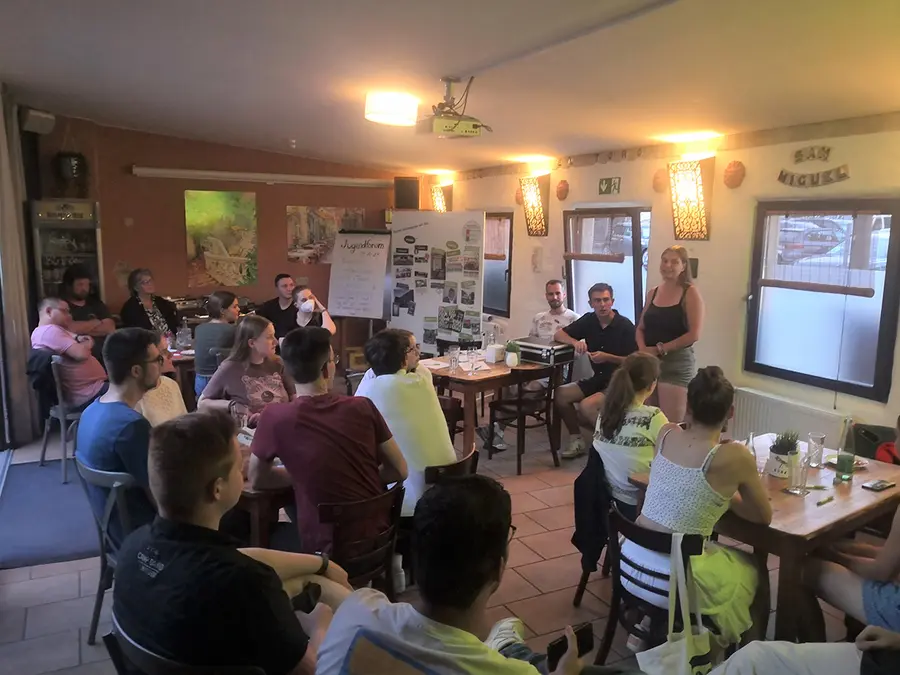 Blick auf das Plenum des Jugendforums